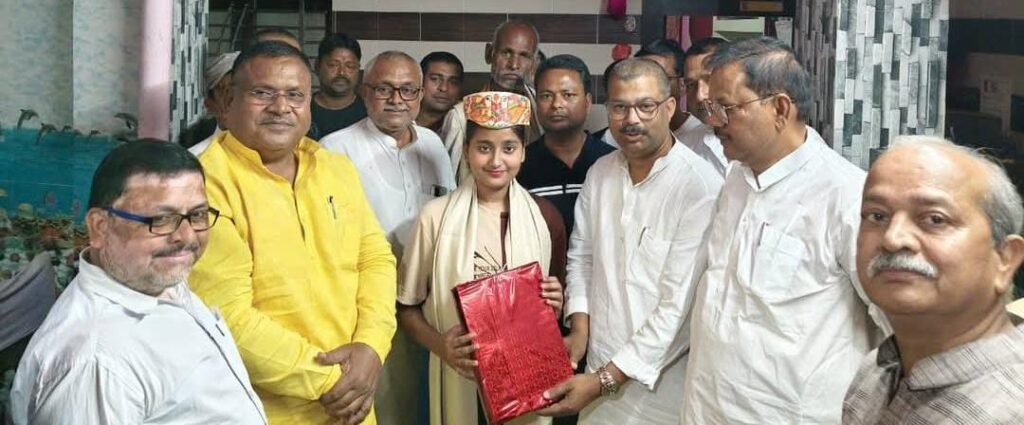 बारहवी की परीक्षा में बिहार में तीसरा स्थान प्राप्त करने पर सृष्टि कुमारी को किया गया सम्मानित