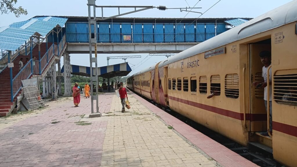 मुलभुत सुविधाओं का है महरैल रेलवे स्टेशन पर घोर अभाव