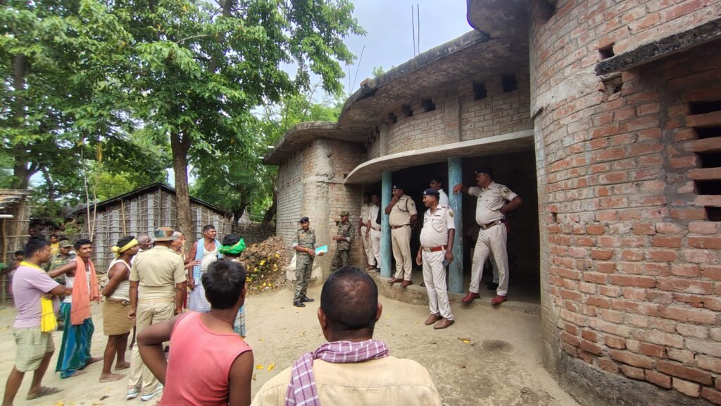 फरार आरोपियों पर कुर्की-जप्ती, एक ने किया सरेंडर