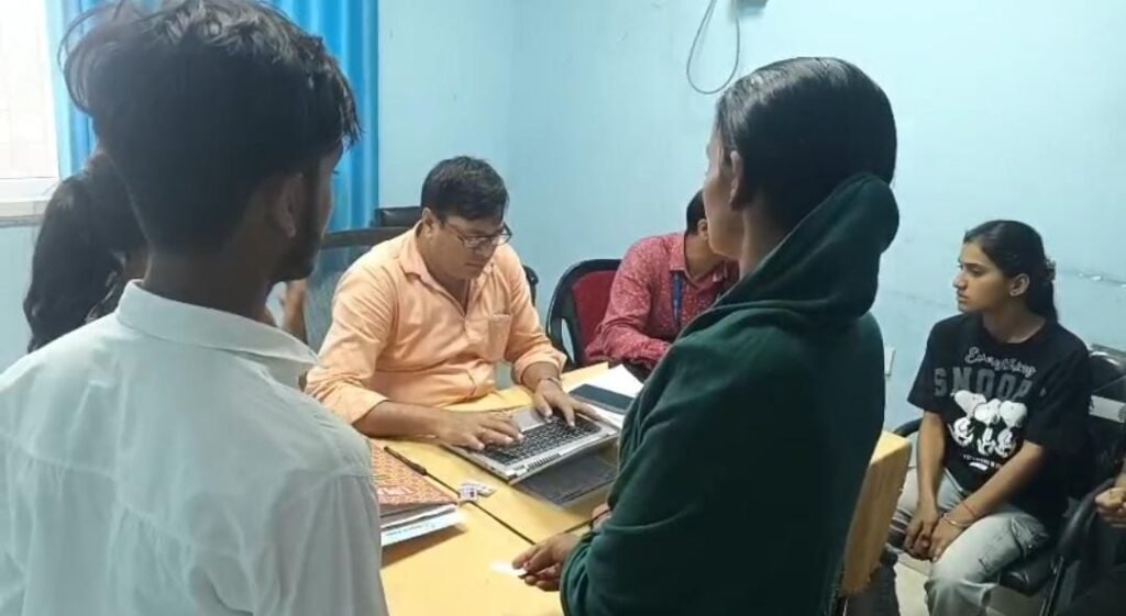 सदर अस्पताल से डॉक्टर साहब ड्यूटी से ग़ायब,काउंसलर ओपीडी में कर रहे मरीज़ों की इलाज